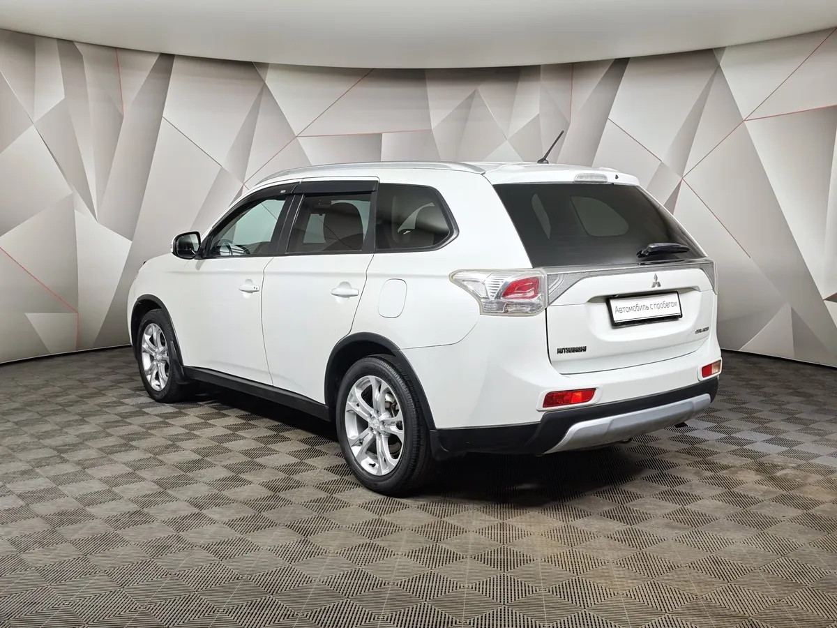 Mitsubishi Outlander 2.0 CVT 4WD (146 л.с.) Белый в АВИЛОН. Слайд №4