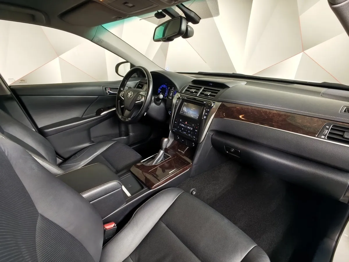 Toyota Camry 2.5 AT (181 л.с.) Белый в АВИЛОН. Слайд №12