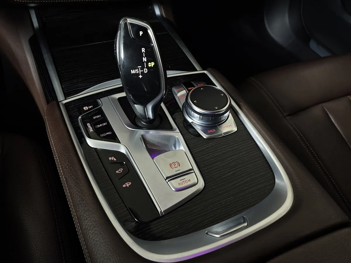 BMW 7 серия 730Ld xDrive AT (249 л.с.) Exclusive Черный в АВИЛОН. Слайд №18