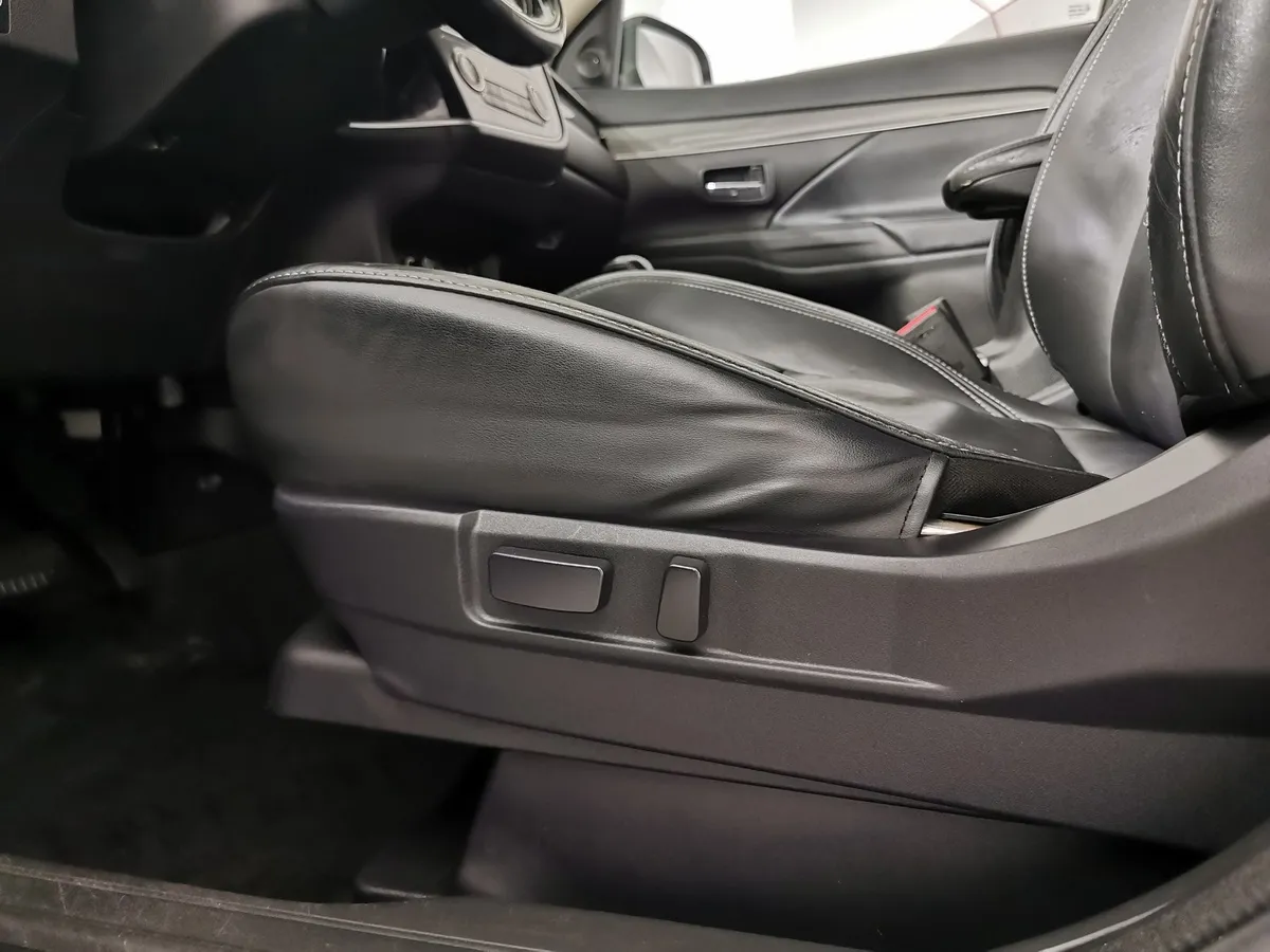 Mitsubishi Outlander 2.4 MIVEC CVT 4WD 7 мест (167 л.с.) Ultimate Коричневый в АВИЛОН. Слайд №21