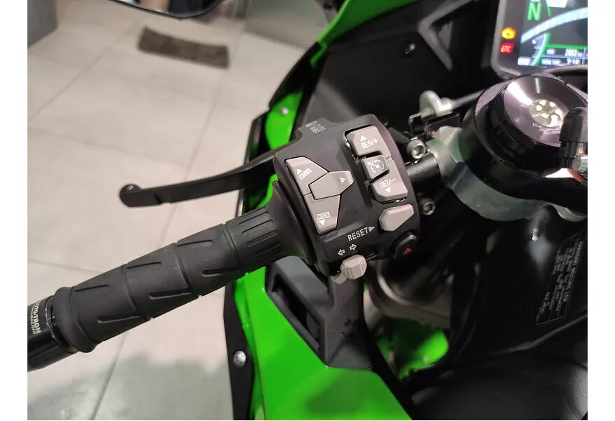 Kawasaki Ninja ZX-10RR 998 см³ (204 л.с.) (204) 998 Зеленый в АВИЛОН. Слайд №8