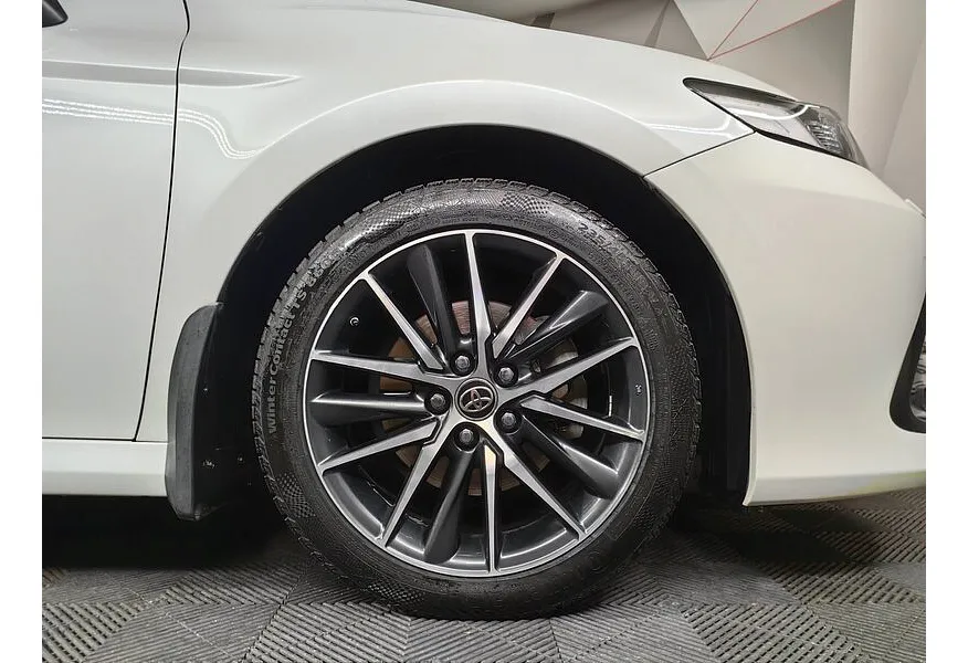 Toyota Camry 2.5 AT (200 л.с.) GR-SPORT Белый в АВИЛОН. Слайд №9