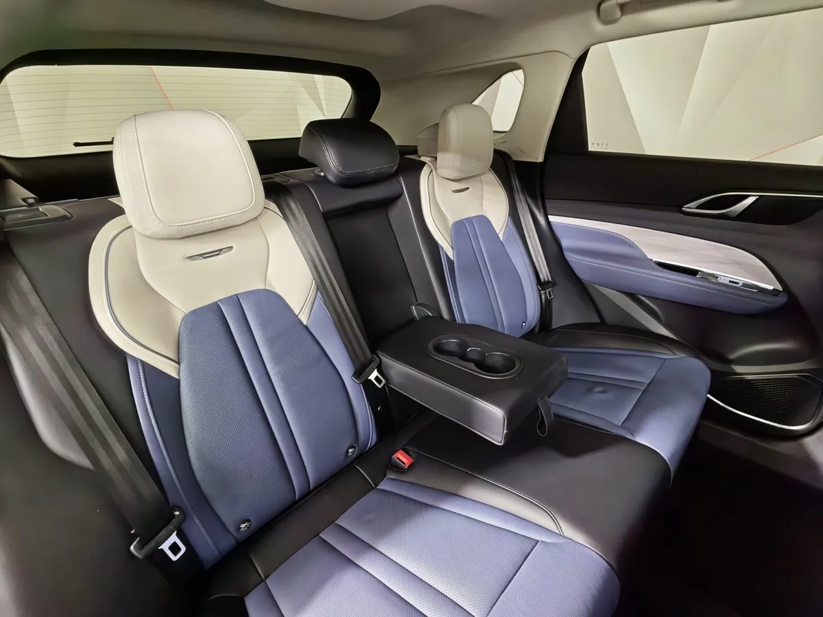 Hongqi HS3 2.0T 8AT 4WD (245 л.с.) Делюкс Черный в АВИЛОН. Слайд №16