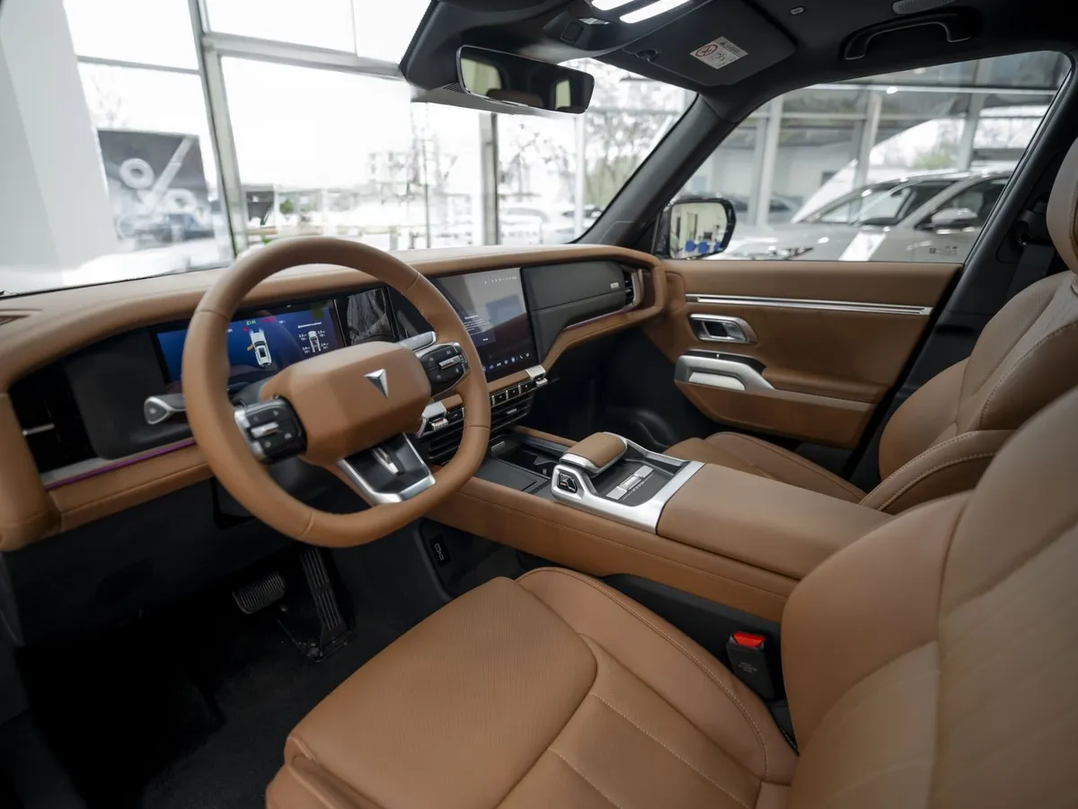 Deepal G318 1.5h AT 4WD (439 л.с.) Эверест Черный в АВИЛОН. Слайд №3