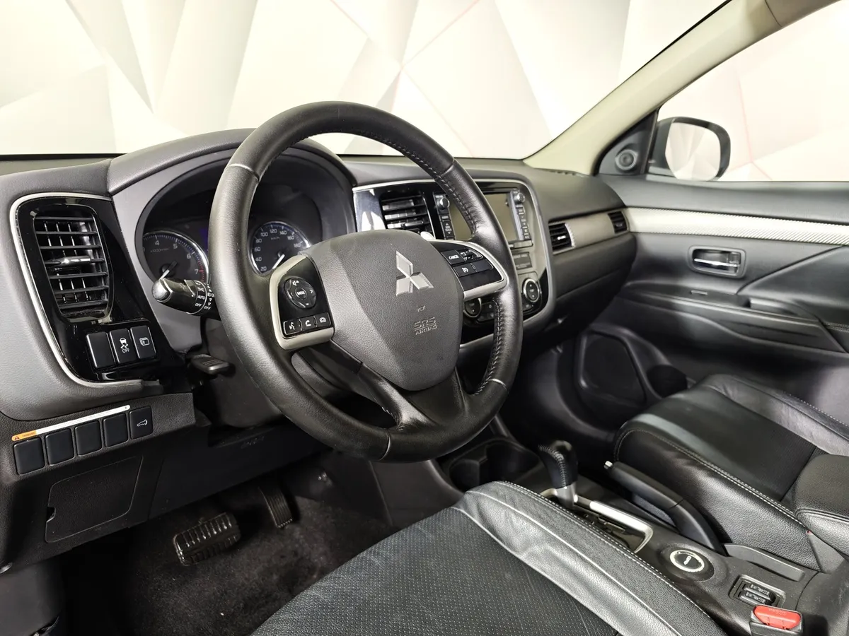 Mitsubishi Outlander 2.4 MIVEC CVT 4WD (167 л.с.) Ultimate Plus Белый в АВИЛОН. Слайд №19