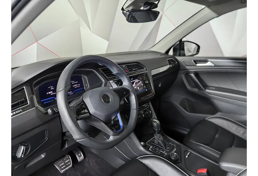 Volkswagen Tiguan 380 TSI 2.0 DSG 4WD (220 л.с.) R-Line Highline Черный в АВИЛОН. Слайд №17