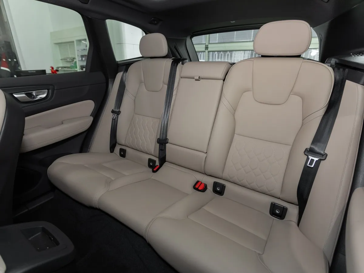Volvo XC60 2.0 AT AWD (264 л.с.) Luxury Edition Черный в АВИЛОН. Слайд №10
