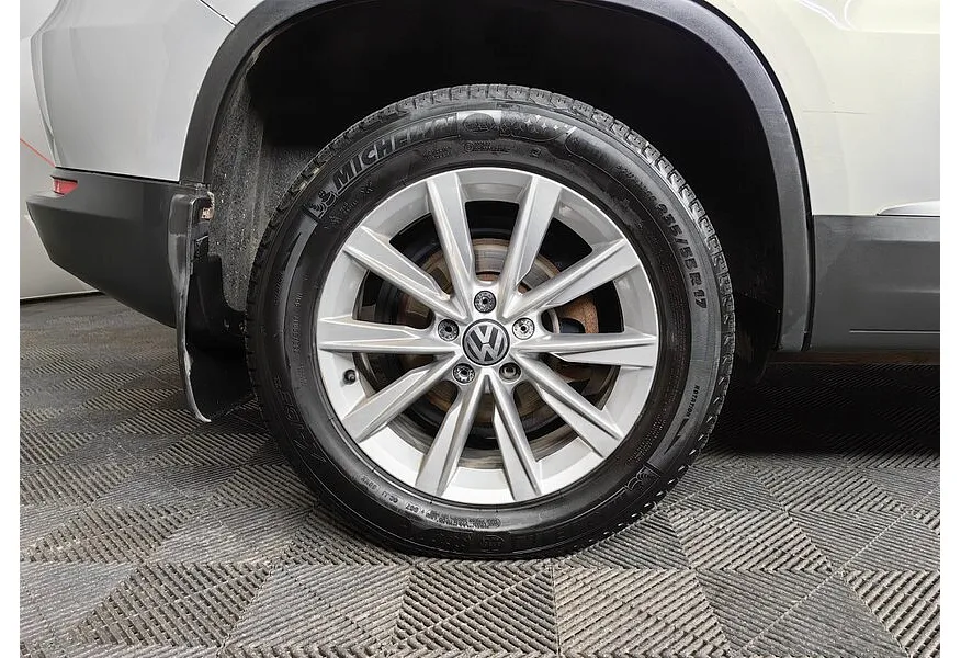 Volkswagen Tiguan 2.0 TDI 4Motion AT (140 л.с.) Track & Style Серебристый в АВИЛОН. Слайд №9