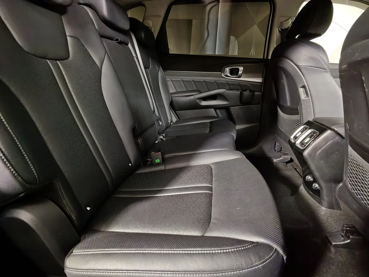 Kia Sorento 2.5 MPI 4WD AT (180 л.с.) Comfort Белый в АВИЛОН. Слайд №16