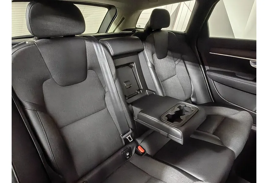 Volvo V90 Cross Country 2.0 D4 AT AWD (190 л.с.) Pro Черный в АВИЛОН. Слайд №17