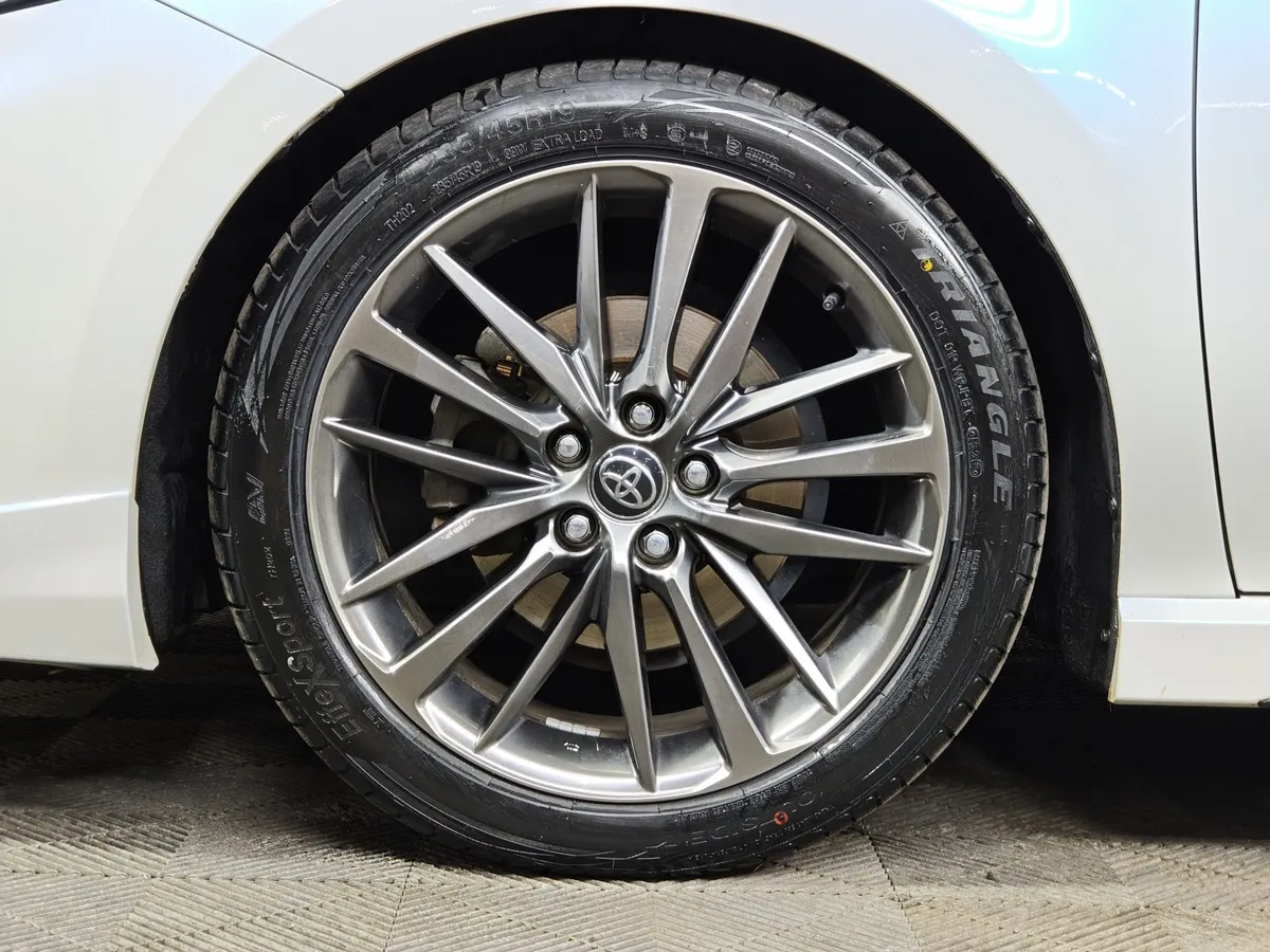 Toyota Camry 2.0h CVT (197 л.с.) Sport Plus Белый в АВИЛОН. Слайд №9
