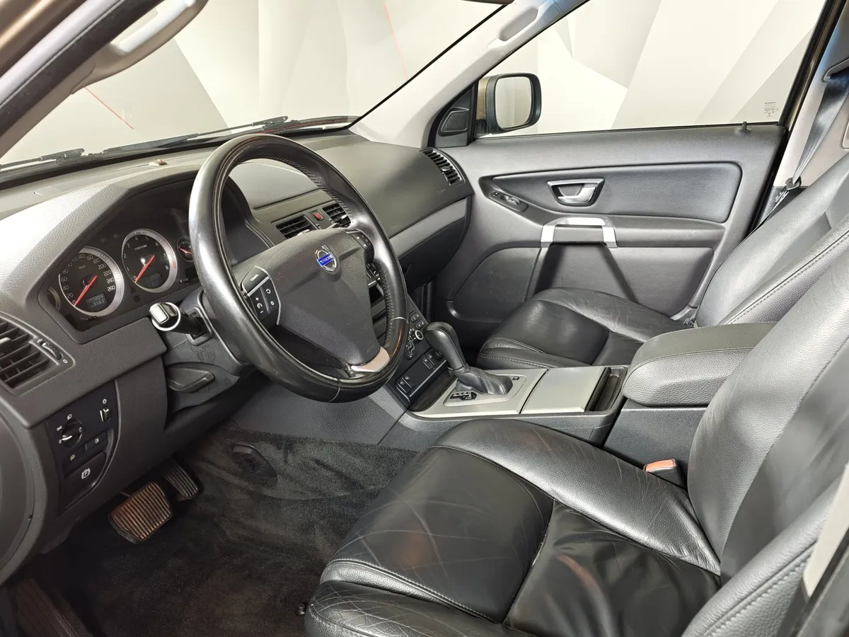 Volvo XC90 2.5 T5 Geartronic AWD (5 мест) (210 л.с.) Коричневый в АВИЛОН. Слайд №19