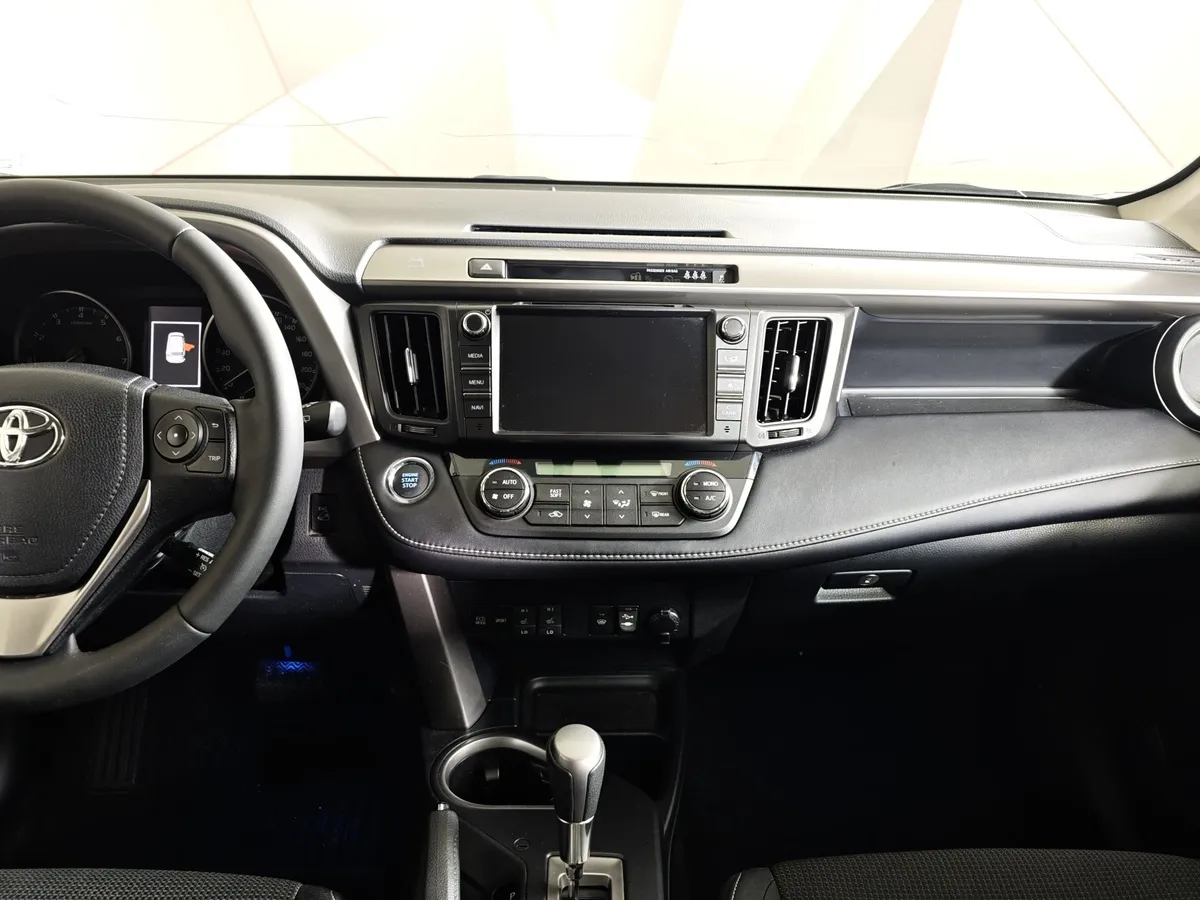 Toyota RAV4 2.5 AT 4WD (180 л.с.) Престиж Белый в АВИЛОН. Слайд №15