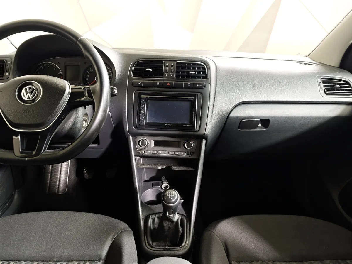Volkswagen Polo 1.6 MT (105 л.с.) Trendline Серебристый в АВИЛОН. Слайд №14