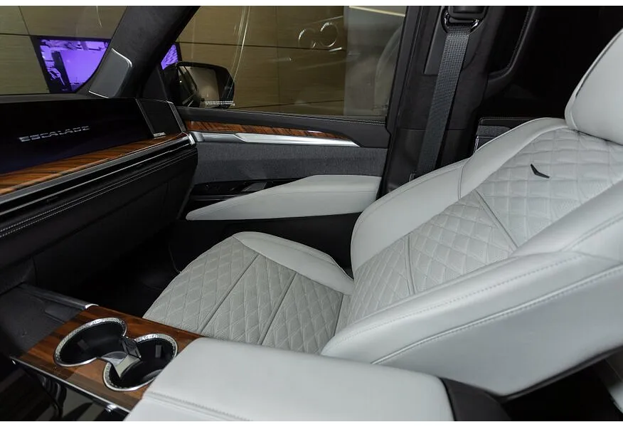 Cadillac Escalade 6.2 V8 AT AWD (420 л.с.) Sport Platinum Черный в АВИЛОН. Слайд №13