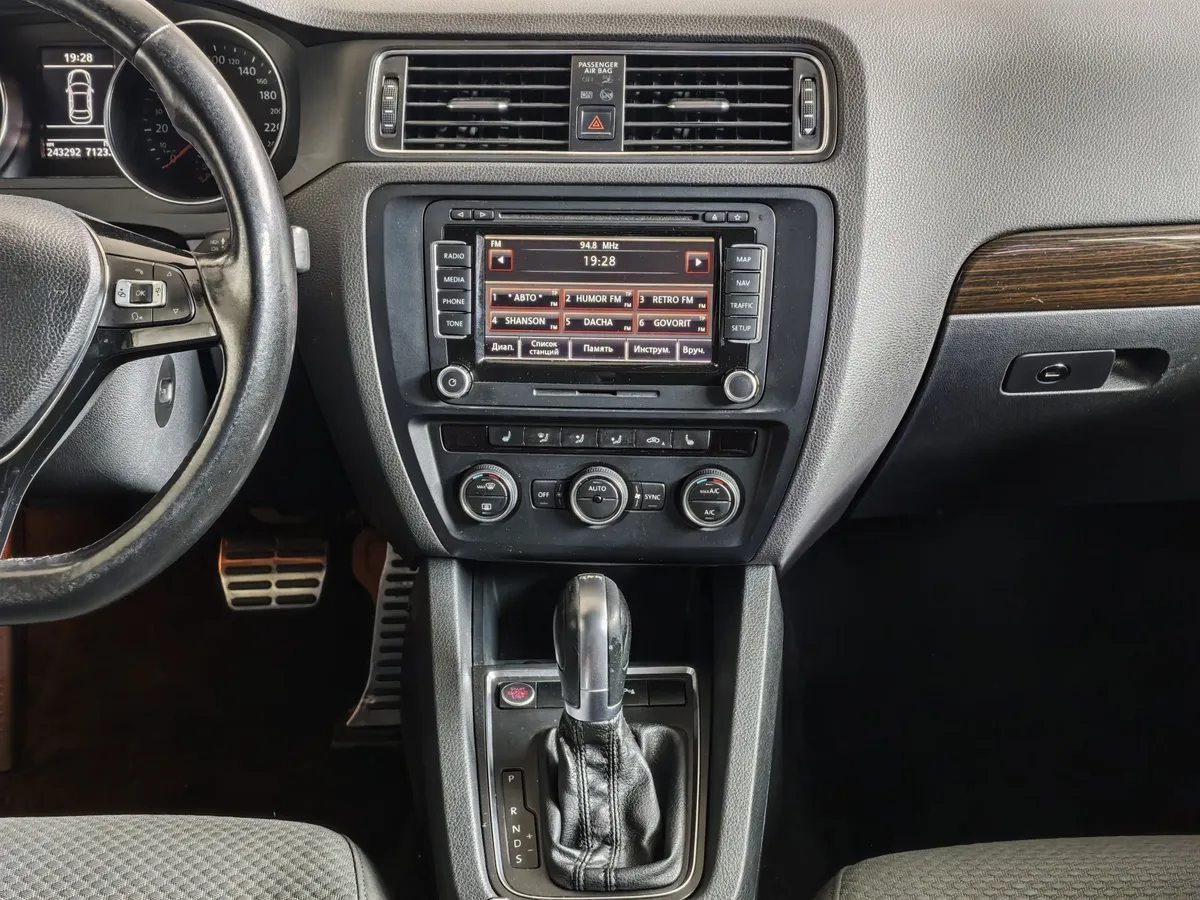 Volkswagen Jetta 1.4 TSI DSG (122 л.с.) Highline (Локальная сборка) Черный в АВИЛОН. Слайд №13