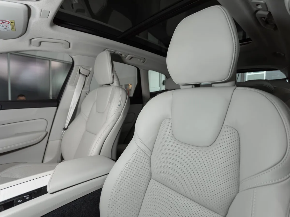 Volvo XC60 2.0 B5 8AT AWD (250 л.с.) Ultra Белый в АВИЛОН. Слайд №8