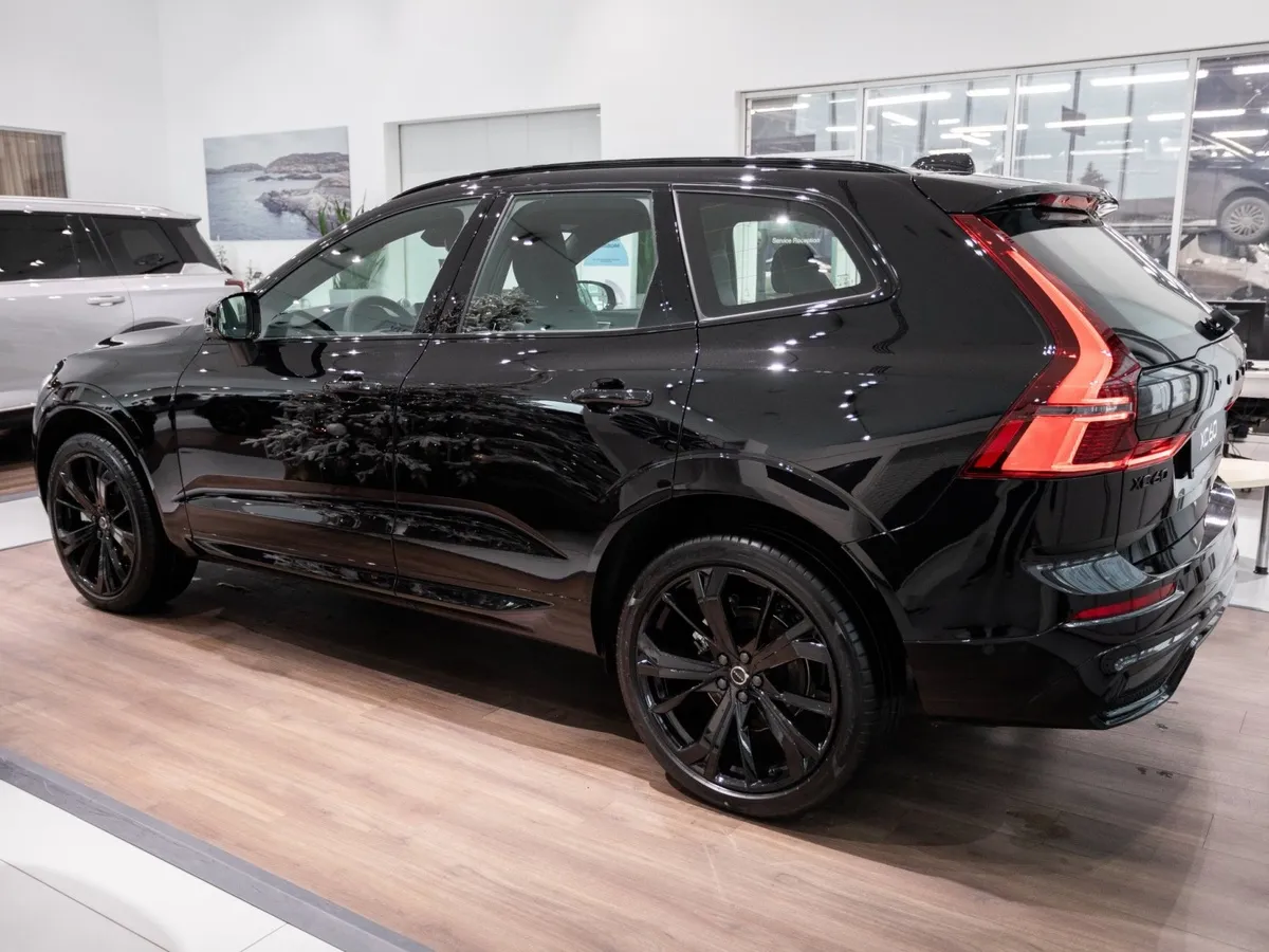 Volvo XC60 2.0 B5 8AT AWD (250 л.с.) Ультра темный Черный в АВИЛОН. Слайд №5