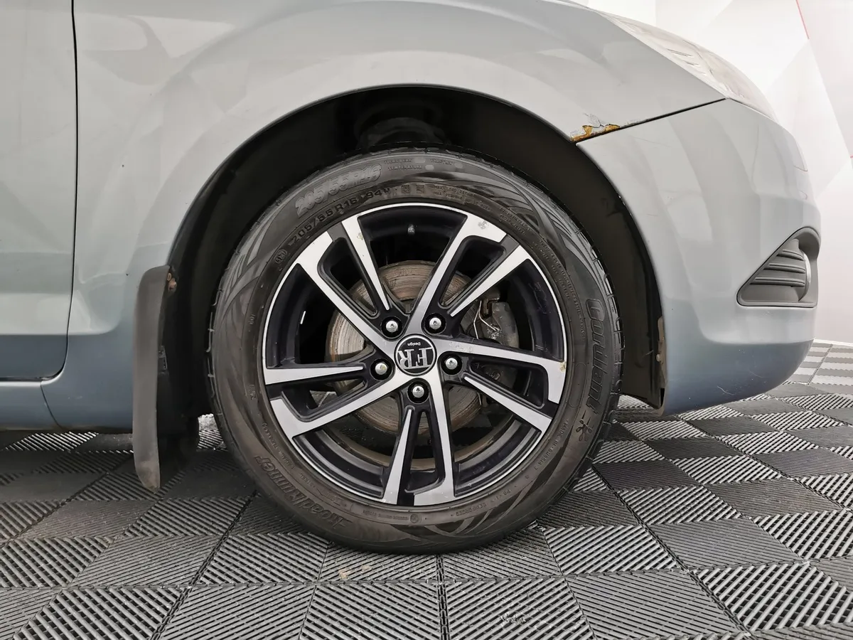 Ford Focus 1.6 AT (101 л.с.) Ghia Серый в АВИЛОН. Слайд №9