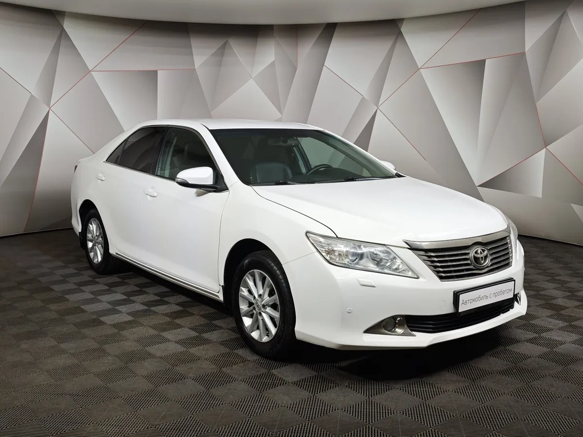 Toyota Camry 2.5 AT (181 л.с.) Белый в АВИЛОН. Слайд №3