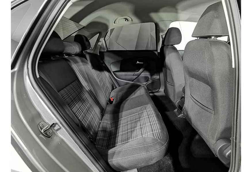 Volkswagen Polo 1.4 TSI MT (125 л.с.) GT Серебристый в АВИЛОН. Слайд №17