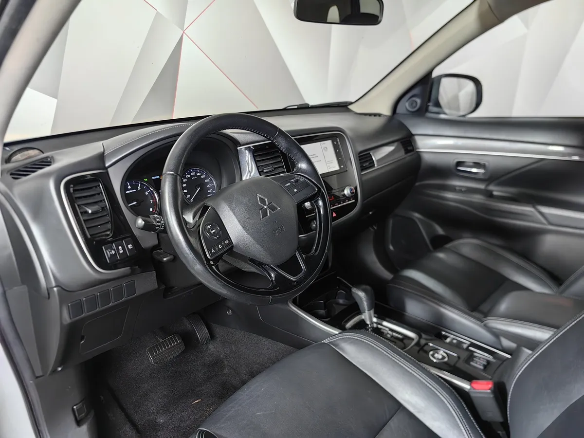 Mitsubishi Outlander 2.0 MIVEC CVT 4WD 7 мест (146 л.с.) Intense Plus Белый в АВИЛОН. Слайд №19
