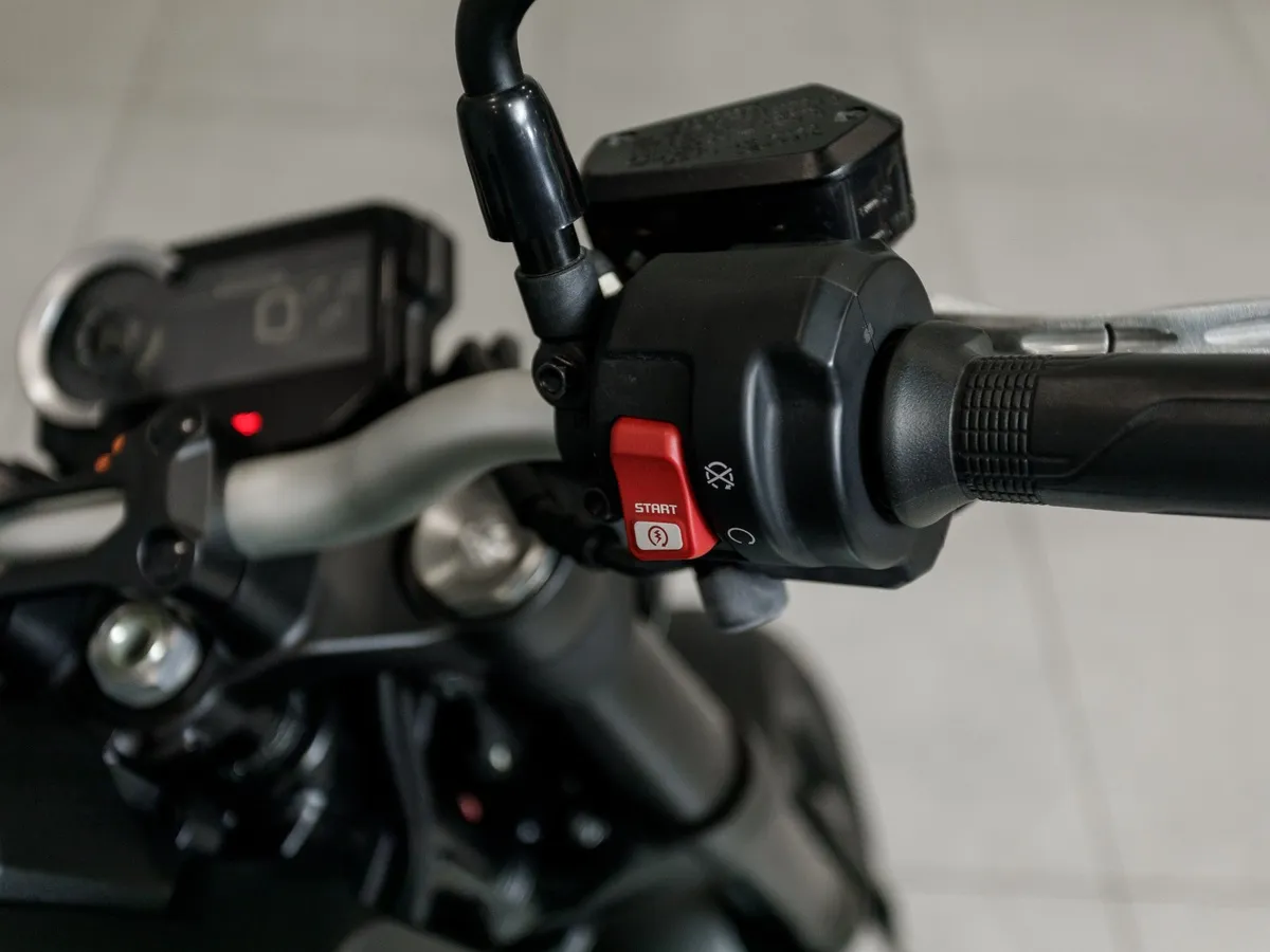 Honda CB1000 R 998 см³ (145 л.с.) 998 Черный в АВИЛОН. Слайд №13