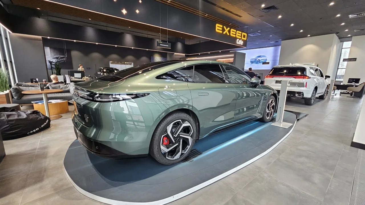 EXEED Exlantix ES 1.5 DHT 4WD (469 л.с.) GG Зеленый в АВИЛОН. Слайд №7