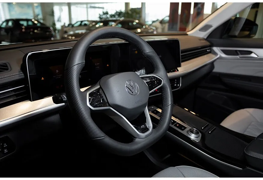 Volkswagen Tavendor 2.0TSI DSG 4WD (220 л.с.) R-Line Touring Edition Черный в АВИЛОН. Слайд №6