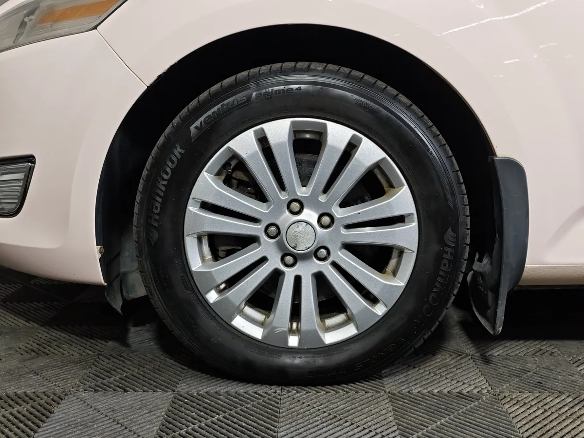 Ford Mondeo 2.3 AT (160 л.с.) Ghia Красный в АВИЛОН. Слайд №9