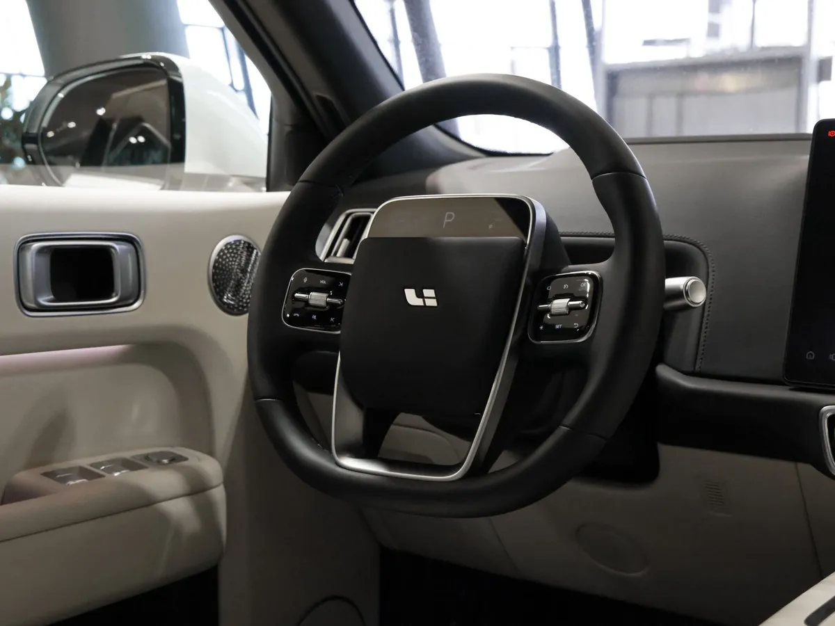 Li Auto L9 1.5 AT 4WD (449 л.с.) Ultra Белый в АВИЛОН. Слайд №11