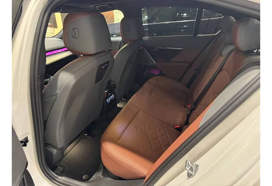 BMW 5 серия 530i xDrive AT (252 л.с.) Белый в АВИЛОН. Слайд №13