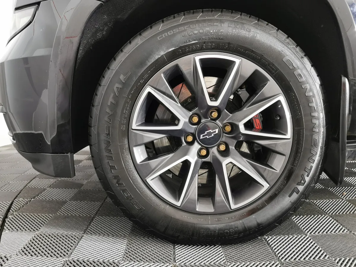 Chevrolet Tahoe 6.2 AT 4WD (409 л.с.) Черный в АВИЛОН. Слайд №9