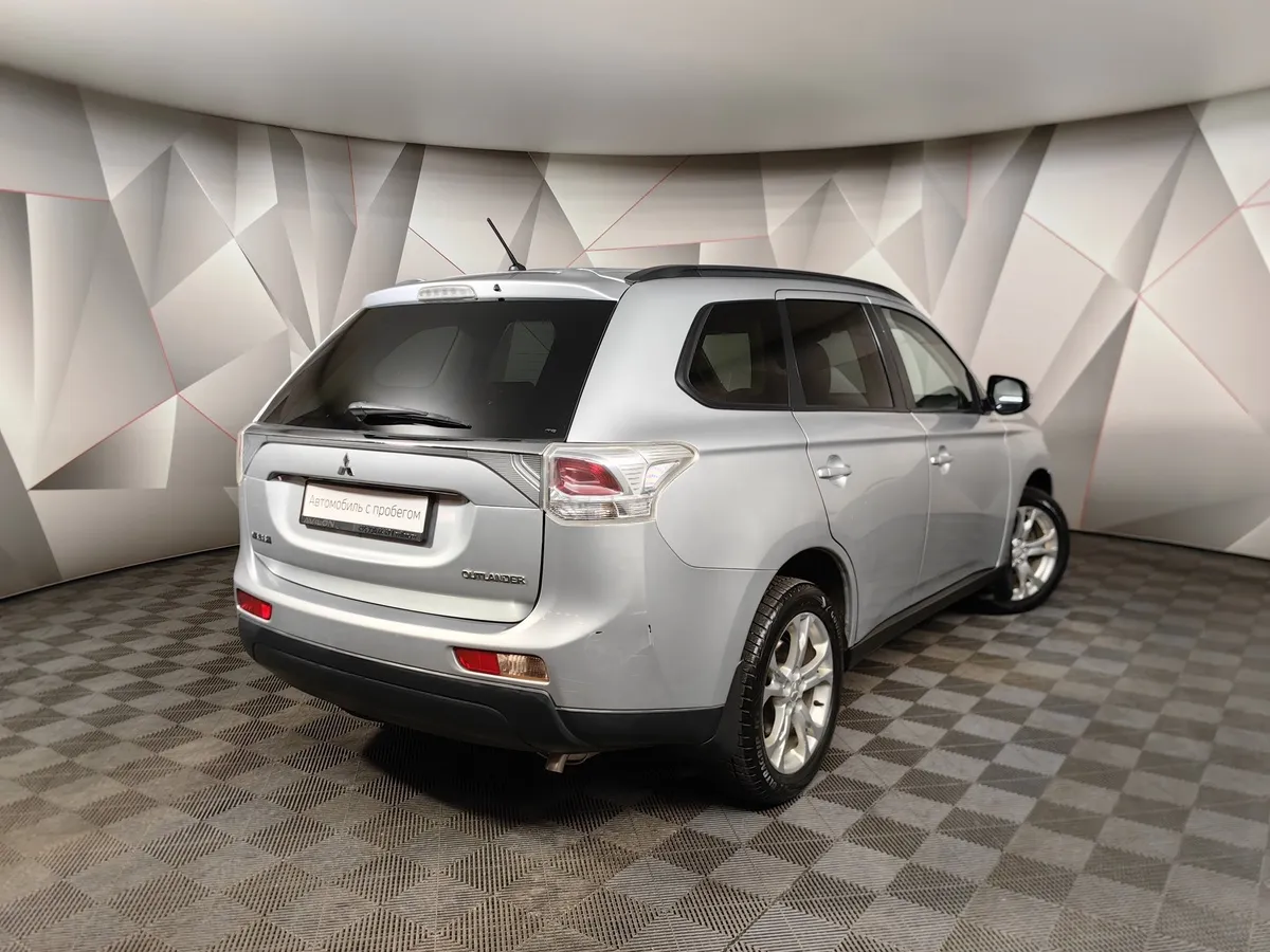 Mitsubishi Outlander 2.4 CVT 4WD (167 л.с.) Серебристый в АВИЛОН. Слайд №2