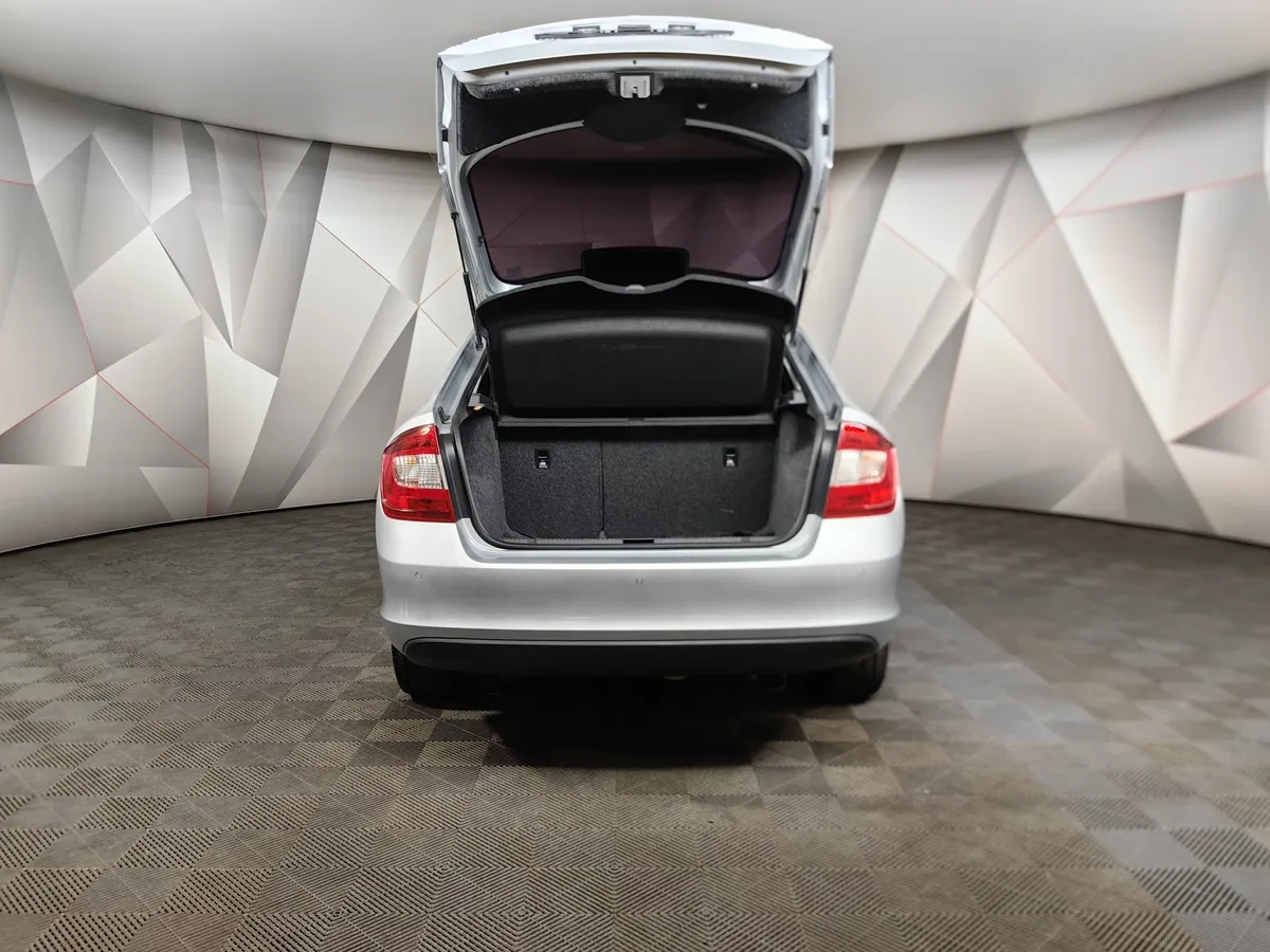 Skoda Rapid 1.6 MT (105 л.с.) Серебристый в АВИЛОН. Слайд №12