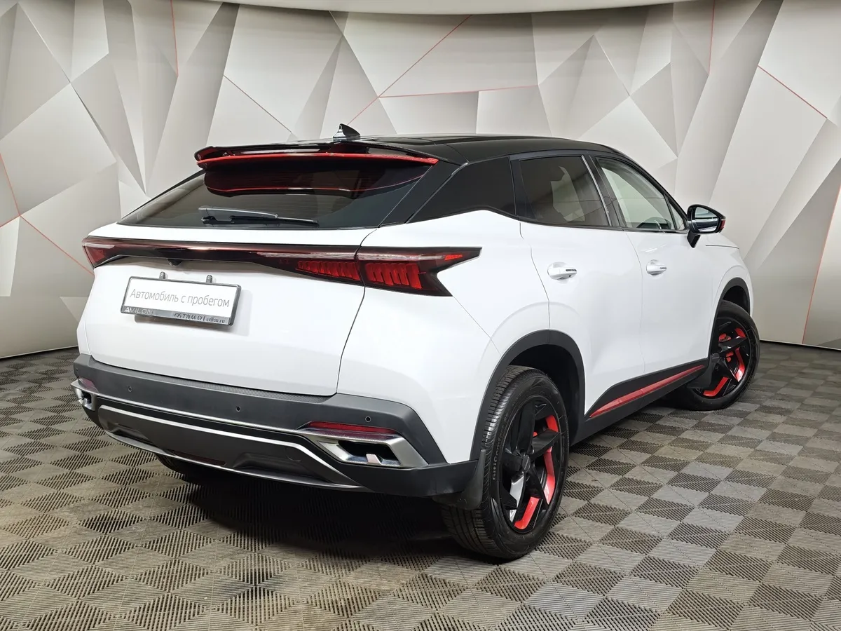 Omoda C5 1.6T DCT 4WD (150 л.с.) Supreme (двухцветный, красные элементы экстерьера) Белый в АВИЛОН. Слайд №2