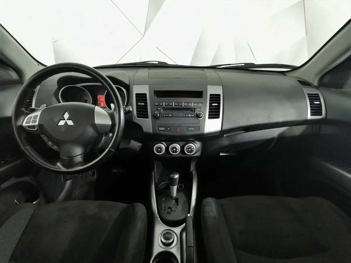Mitsubishi Outlander 2.4 CVT 4WD (170 л.с.) Серебристый в АВИЛОН. Слайд №12