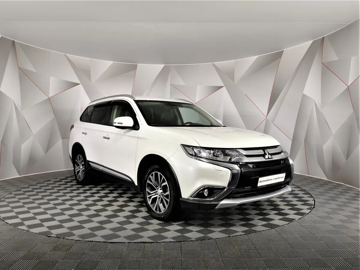 Mitsubishi Outlander 2.4 MIVEC CVT 4WD 7 мест (167 л.с.) Ultimate Белый в АВИЛОН. Слайд №3