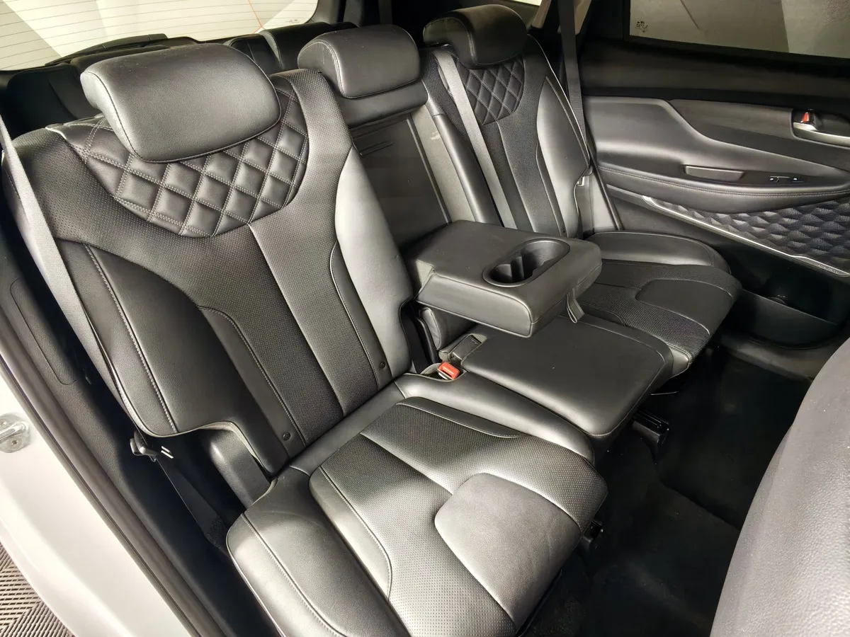 Hyundai Santa Fe 2.5 AWD 6AT (7 мест) (180 л.с.)   Prestige + Smart Sense Белый в АВИЛОН. Слайд №17