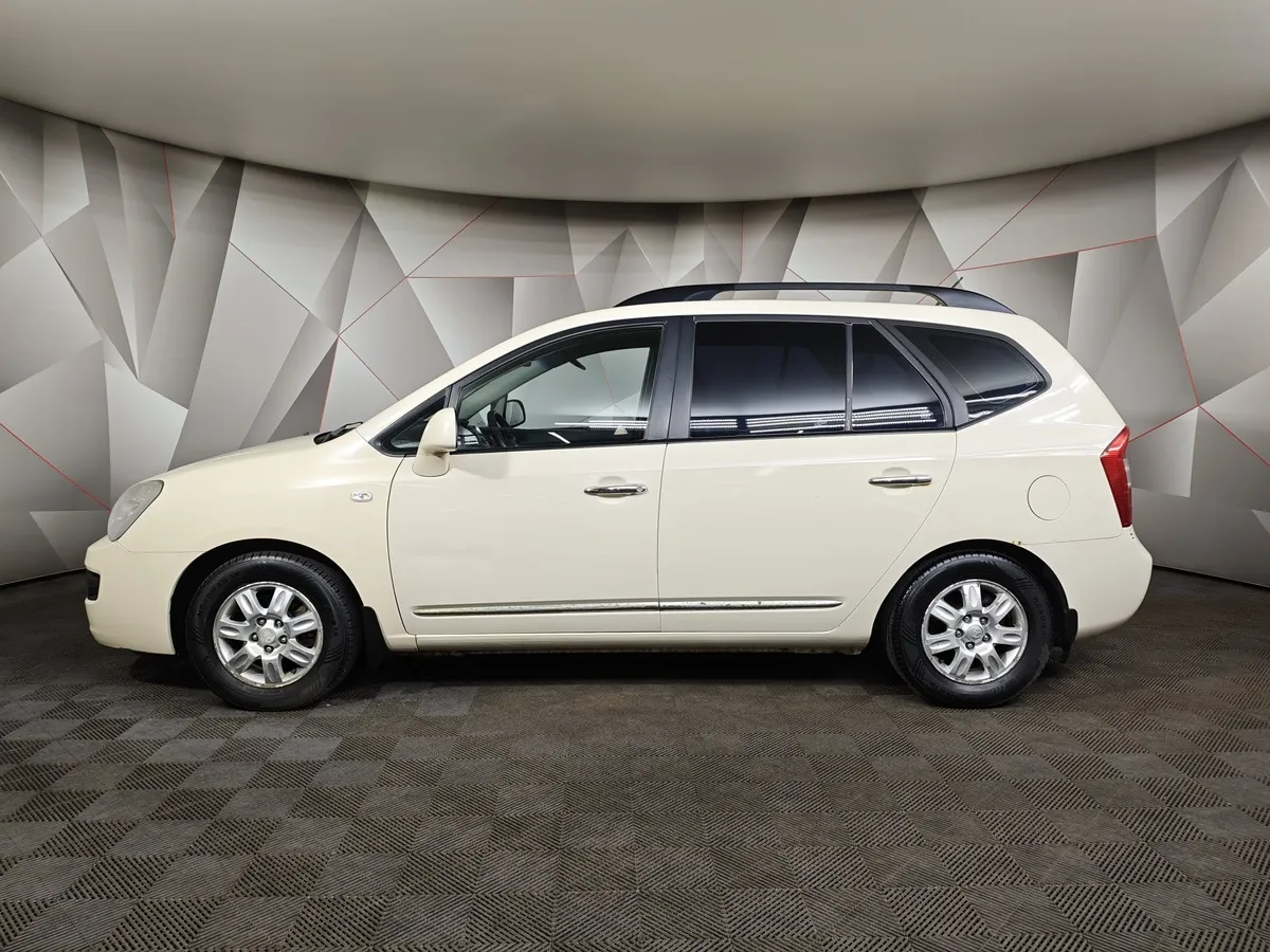 Kia Carens 2.0 MT (137 л.с.) Бежевый в АВИЛОН. Слайд №5