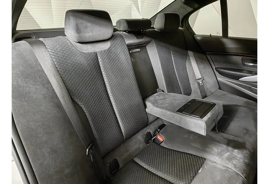 BMW 3 серия 320i xDrive AT (184 л.с.) M Sport Белый в АВИЛОН. Слайд №9