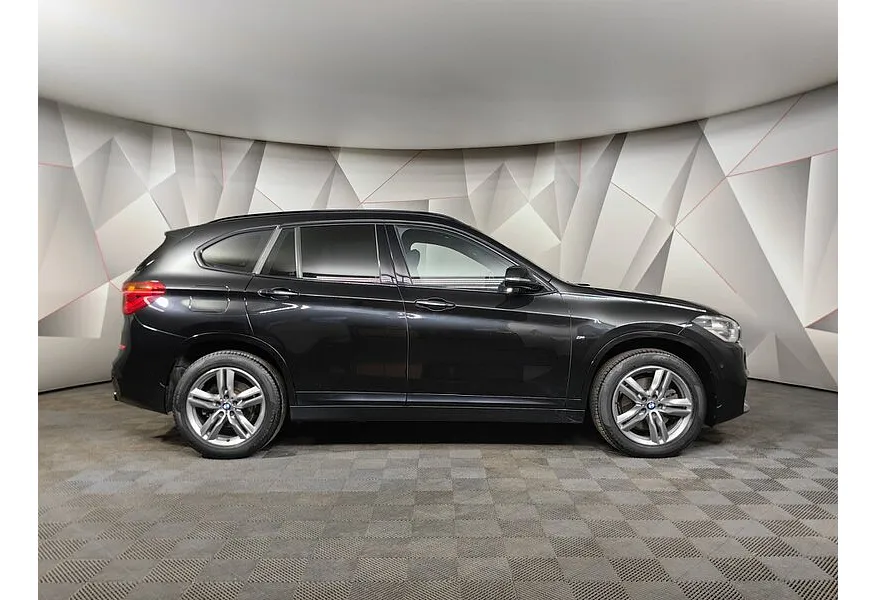 BMW X1 20i xDrive (192 л.с.) M Sport Черный в АВИЛОН. Слайд №6