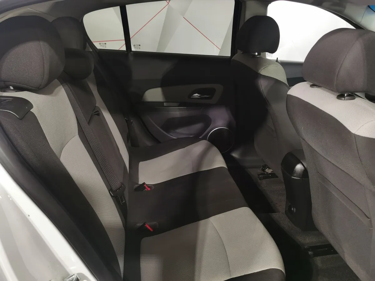 Chevrolet Cruze 1.8 MT (141 л.с.) Белый в АВИЛОН. Слайд №15