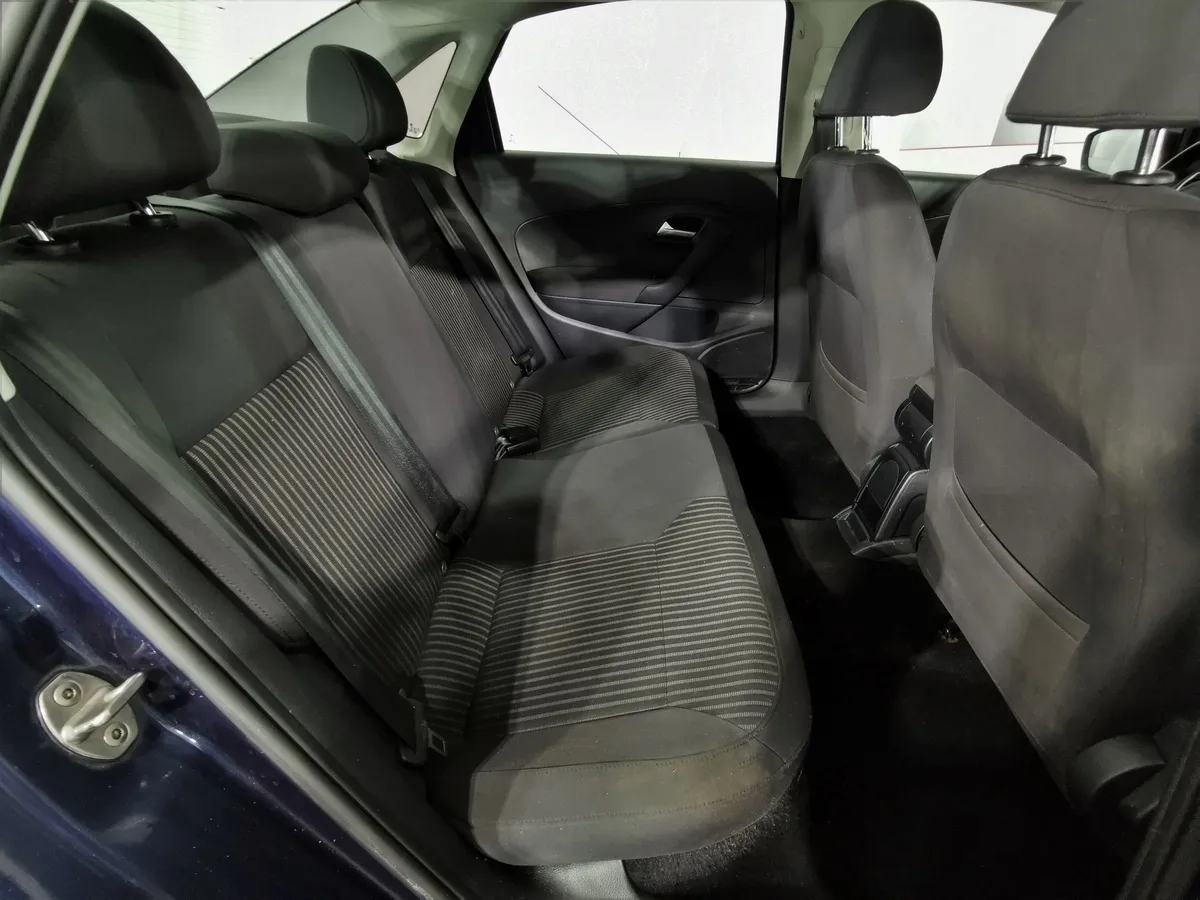 Volkswagen Polo 1.6 MPI AT (110 л.с.) Highline Синий в АВИЛОН. Слайд №15