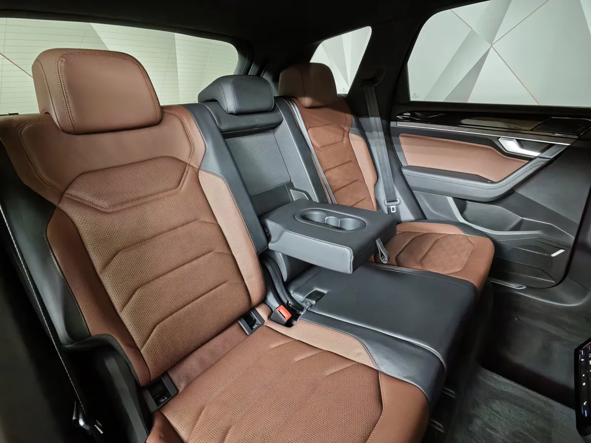 Volkswagen Touareg 2.0 TSI Tiptronic 4Motion (249 л.с.) Exclusive Коричневый в АВИЛОН. Слайд №17