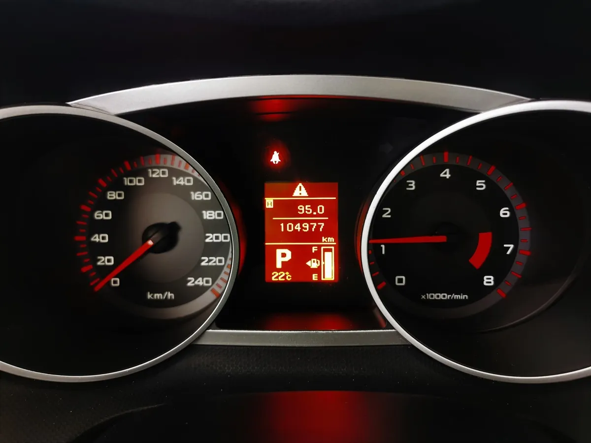 Mitsubishi Outlander 2.4 CVT 4WD (170 л.с.) Серебристый в АВИЛОН. Слайд №15