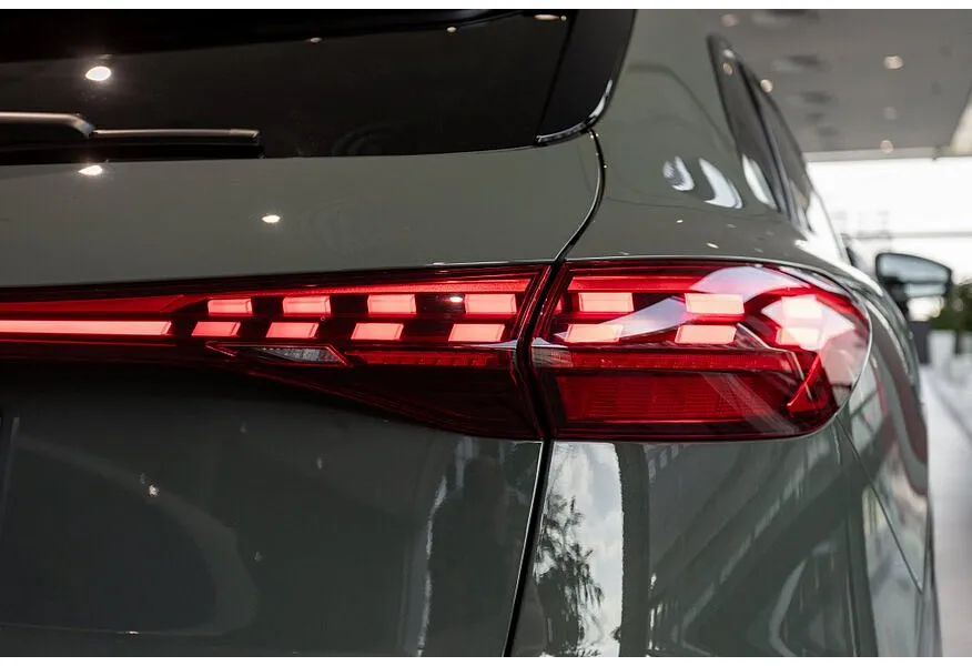 Audi Q5 L 2.0 40 TFSI S tronic quattro (272 л.с.) Зеленый в АВИЛОН. Слайд №15