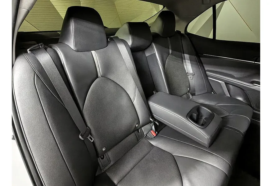 Toyota Camry 2.5 AT (206 л.с.) Ultimate Белый в АВИЛОН. Слайд №17