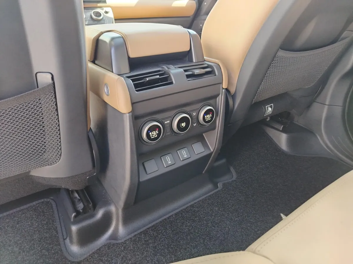 Land Rover Defender 3.0D D6H AT (249 л.с.) X-Dynamic HSE Зеленый в АВИЛОН. Слайд №8