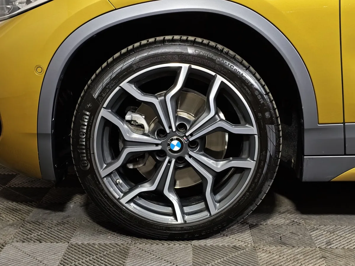 BMW X2 20i xDrive AT (192 л.с.) M Sport Золотой в АВИЛОН. Слайд №7